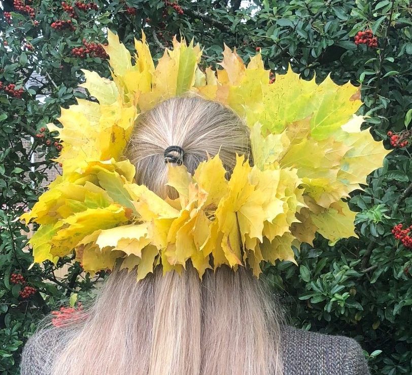 Nature-inspired autumn decorations: maple leaf crown.